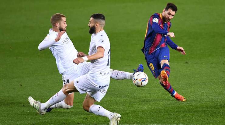 Bóng đã đi vào lưới! Lionel Messi (Barcelona) thử vận may của mình từ rìa vòng cấm và thần may mắn đã mỉm cười khi cú sút của anh đi trúng một cầu thủ khác và đổi hướng, khiến thủ môn Alvaro Fernandez không kịp trở tay. Tỉ số đã được nâng lên 4:1.