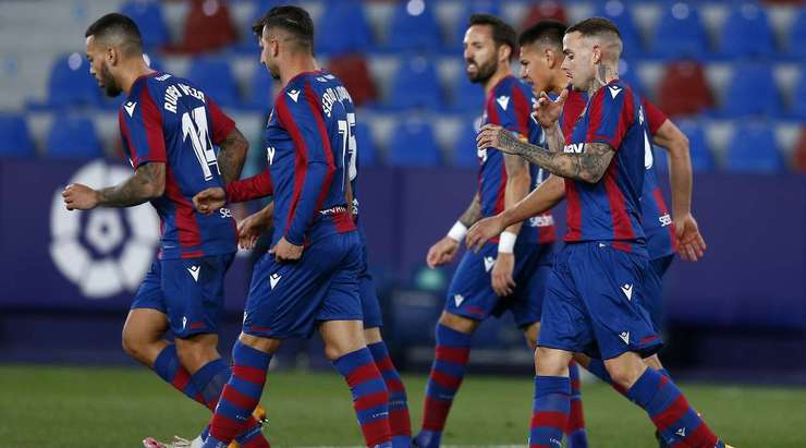 Vào! Nemanja Radoja chuyền bóng cho Marti Roger (Levante) và cầu thủ này có một cú sút bị bị đổi hướng ngay trong vòng cấm, khiến thủ môn Jordi Masip không thể làm gì được. 2:2.