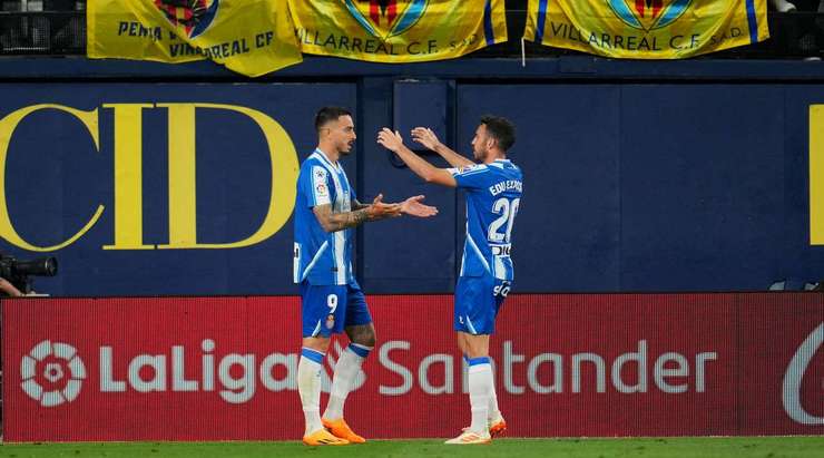 Joselu (Espanyol) đón một đường chuyền chính xác trong vòng cấm và thoát xuống đối mặt với thủ môn. Anh ấy tung một cú sút nhanh vào góc thấp bên trái và ghi bàn! Pha dứt điểm của anh đi trúng cột dọc vào lưới.