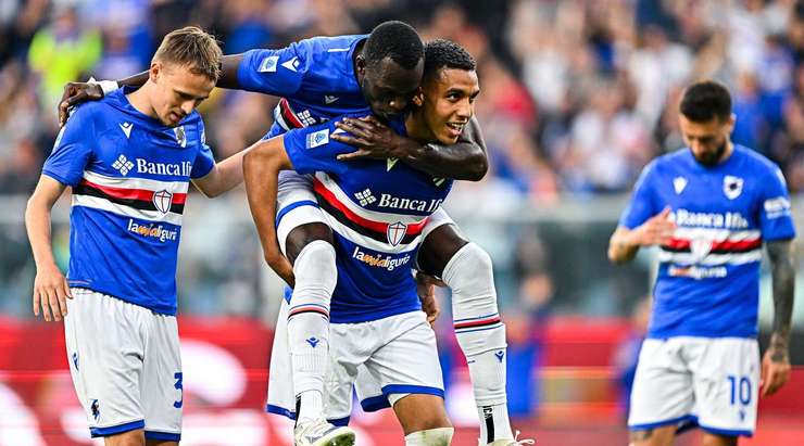 Abdelhamid Sabiri (Sampdoria) ghi bàn! Anh ấy đón một đường chuyền của đồng đội và tung một cú sút hoàn hảo từ rìa vòng cấm, đi vào phía trong cột dọc bên trái khung thành, vượt quá tầm với của thủ môn.