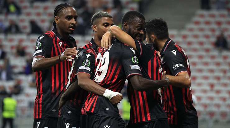 Vào! Nicolas Pepe (Nice) chớp cơ hội sau một tình huống bóng bật ra trong vòng cấm và đánh bại thủ môn với một cú sút vào góc thấp bên phải. Tỉ số đã được nâng lên: 1:0.
