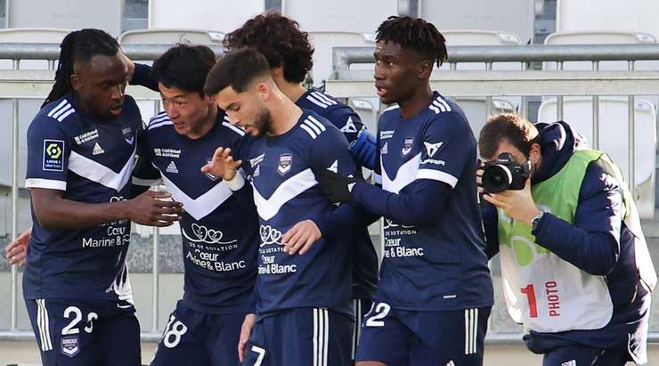 Vào! Ui-Jo Hwang (Bordeaux) thể hiện sự nhạy bén của mình trong vòng cấm khi anh ấy đón một đường chuyền thông minh từ đồng đội và tung cú sút một chạm vào góc cao bên trái mành lưới. Remi Oudin là người đã kiến tạo bàn thắng. Tỉ số là 1:0.