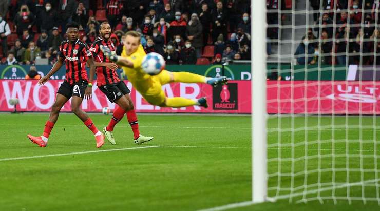 Bóng đã nằm trong lưới! Florian Wirtz câu bóng vào vòng cấm từ quả đá phạt, nơi Edmond Tapsoba (Bayer Leverkusen) thoát khỏi người theo kèm và đánh đầu từ rìa vòng 5m50, đưa bóng thẳng vào góc phải phía dưới. Tỉ số bây giờ là 2:0.