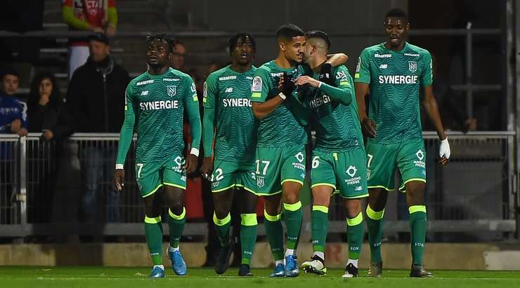Imran Louza (Nantes) ghi bàn! Imran Louza (Nantes) được kiến tạo bởi Moses Simon và anh ấy đã cho thấy sự bình tĩnh tuyệt vời trong vòng cấm để sút vào góc phải phía trên. 0:1.