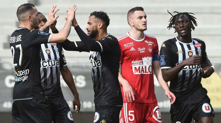VÀO! Đó là một cú sút phạt đền hoàn hảo của Sofiane Boufal (Angers) về phía bên phải khung thành, không có một chút cơ hội nào cho thủ môn Marco Bizot để cản phá!