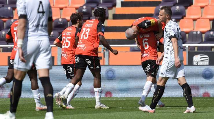 Fabien Lemoine (Lorient) nhận một đường chuyền của đồng đội vào trong vòng cấm và ghi bàn bằng một cú sút chìm hoàn hảo vào phía trong cột dọc bên phải. Một pha xử lý gọn gàng!