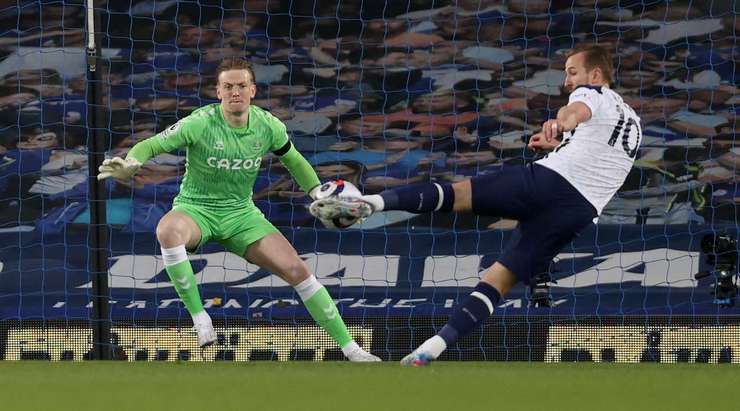 Harry Kane (Tottenham) đón một quả tạt rất tốt vào trong vòng cấm và sút bóng vào phía trong cột dọc bên trái.