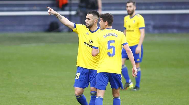 Một đường chuyền ấn tượng của đồng đội mở ra cho Alvaro Negredo (Cadiz) khá nhiều khoảng trống bên ngoài vòng 16m50 để anh nã bóng làm tung lưới khung thành đối phương!