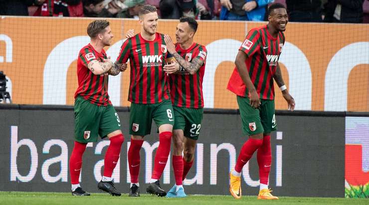 Jeffrey Gouweleeuw (Augsburg) bình tĩnh thực hiện quả phạt đền và anh đánh bại thủ môn với một cú sút chuẩn xác vào góc thấp bên trái.