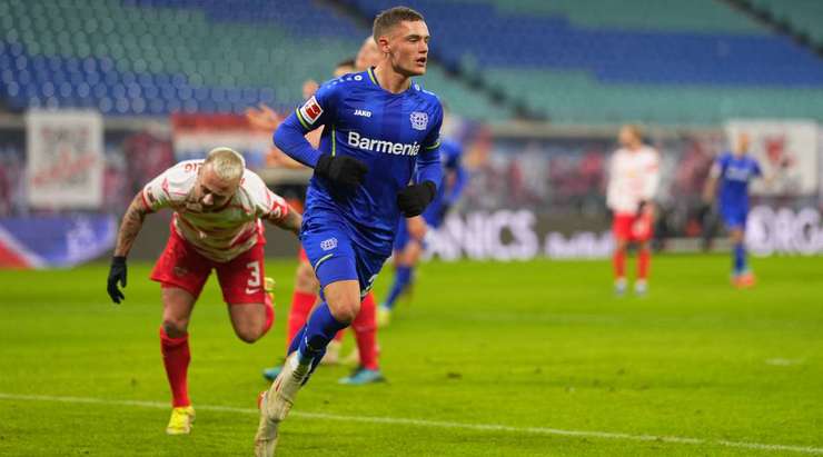 Florian Wirtz (Bayer Leverkusen) nhận một đường chuyền sát thủ, đặt anh vào thế đối mặt với thủ môn và anh đã bình tĩnh đưa bóng vào lưới.