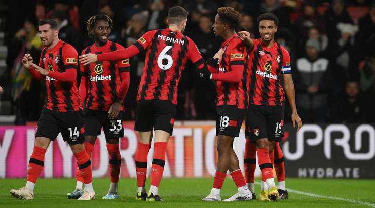 Vào! Một sai lầm từ hàng phòng ngự đã biếu không một cơ hội cho Junior Stanislas (Bournemouth). Cầu thủ này đã rất bình tĩnh và dễ dàng đệm bóng vào lưới từ cự li gần. 2:0.