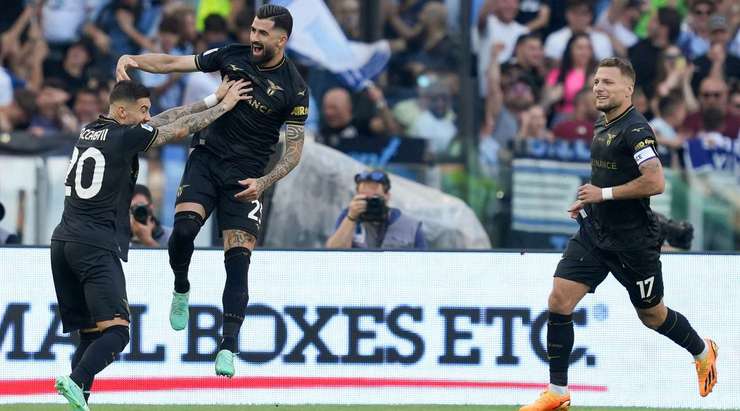 Vào! Ciro Immobile thể hiện nhãn quan tuyệt vời của mình với đường chuyền sắc sảo cho Elseid Hysaj (Lazio), người đã rất bình tĩnh sút bóng vào góc trái phía dưới. Tỉ số là 1:0.