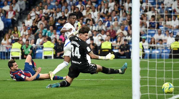 Vinicius Junior (Real Madrid) nhận một đường chuyền sát thủ, đặt anh vào thế đối mặt với thủ môn và anh đã ghi bàn với một cú sút lạnh lùng vào góc thấp bên trái khung thành. Một cú dứt điểm xuất sắc.