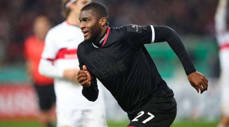 Vào! Anthony Modeste (Köln) đã có mặt đúng lúc đúng chỗ để lấy bóng bật ra trong vòng cấm, và anh ấy sút bóng vào bên phải khung thành. Tỉ số là 0:1.