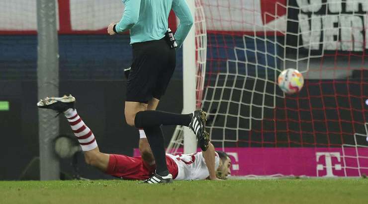 Ellyes Skhiri (Köln) là người đầu tiên đón bóng khi nó bật ra gần chấm phạt đền và đánh đầu hiểm hóc, đưa bóng vào sát mé trong cột dọc bên trái.