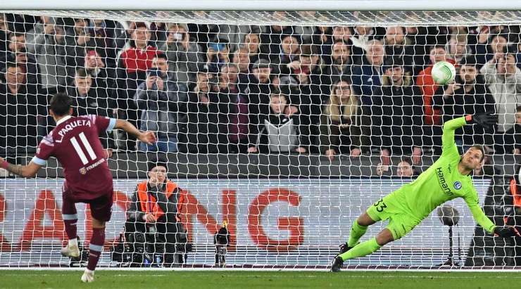 Vào! Chỉ cần một vài bước chạy đà ngắn, Lucas Paqueta (West Ham) đã sút bóng gọn gàng vào góc cao bên phải khung thành.