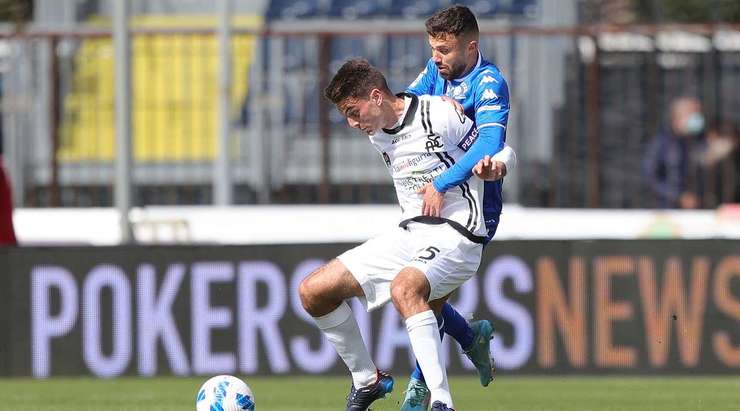 Federico Di Francesco (Empoli) bị phạt thẻ sau khi làm ngã đối phương. Trọng tài Giovanni Ayroldi đã có một quyết định dễ dàng.