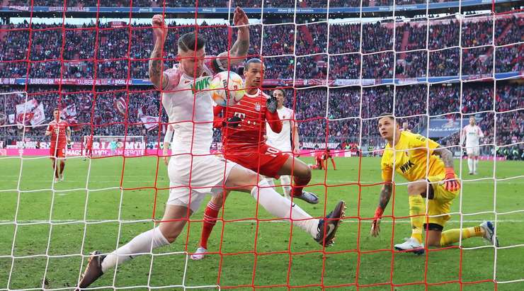 Leroy Sane (Bayern Munich) đón bóng bật ra trong vòng 5m50 và đánh đầu. Pha dứt điểm của anh đã đưa được bóng vào sát phía trong cột dọc bên trái, và vì vậy, tỉ số đã được nâng lên 4:1.