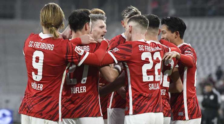 VÀO! Vincenzo Grifo (Freiburg) đã mạo hiểm thật sự khi sút phạt đền vào ngay giữa khung thành, tuy nhiên động tác của anh đã đánh lừa được thủ môn Lukas Hradecky.