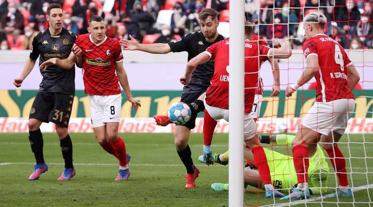 Vào! Bóng bật ra đến Alexander Hack (Mainz) và anh ấy tung cú sút từ cự li gần. Tỉ số là 0:1.