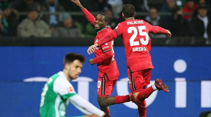 Vào! Jeremie Frimpong (Bayer Leverkusen) tung một cú sút trong vòng cấm và pha dứt điểm bị chệch hướng và đi qua thủ môn. 1:2.