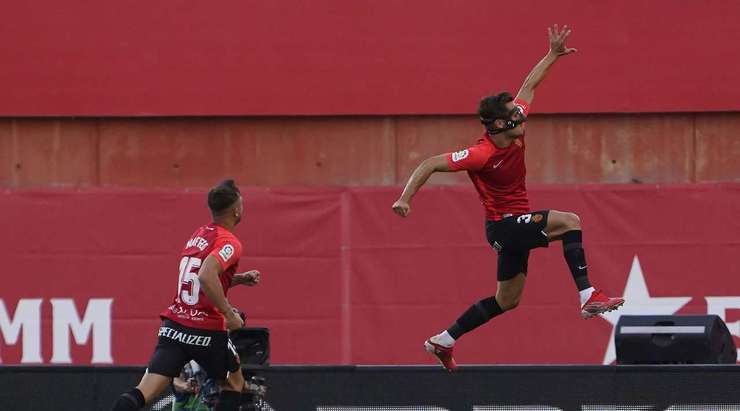 Brian Olivan (Mallorca) đón một đường chuyền trong vòng cấm và sút bóng vào góc trái phía dưới. Thủ môn đã không thể làm được gì.