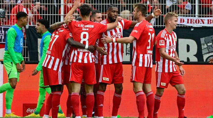 Vào! Một đường lob bóng của Sheraldo Becker mở ra cơ hội cho Jordan Siebatcheu (Union Berlin) và anh dễ dàng đánh bại thủ môn bằng một có đánh đầu cận thành đưa bóng đi đập đất vào chính giữa cầu môn. Tỉ số là 1:0.