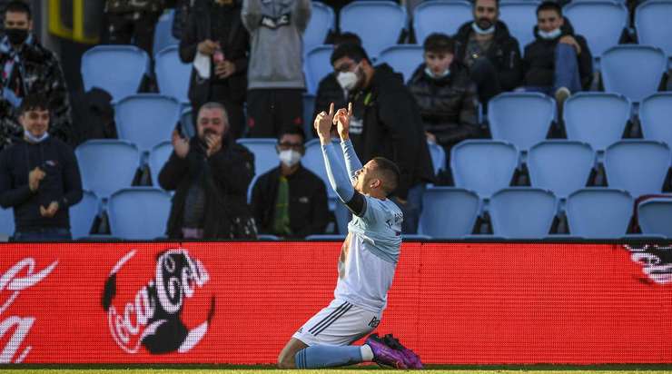 Vào! Thiago Galhardo (Celta Vigo) đã có mặt đúng lúc đúng chỗ để lấy bóng bật ra trong vòng cấm, và anh ấy sút bóng đi chìm vào chính giữa mành lưới. Tỉ số là 1:0.