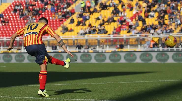 Filippo Falco (Lecce) khống chế gọn gàng một đường chuyền như đặt của đồng đội và tung cú dứt điểm mạnh mẽ vào góc cao bên phải khung thành!