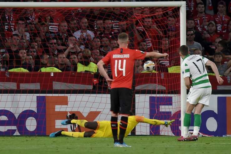Vào! Ryan Christie (Celtic) giành chiến thắng trên chấm phạt đền bằng một cú sút không thể cản phá, vượt qua tầm với của thủ môn Edouard Mendy vào góc phải khung thành.