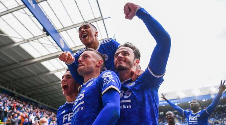 VÀO! Đó là một cú sút phạt đền hoàn hảo của Jamie Vardy (Leicester) về phía bên phải khung thành, không có một chút cơ hội nào cho thủ môn Hugo Lloris để cản phá!