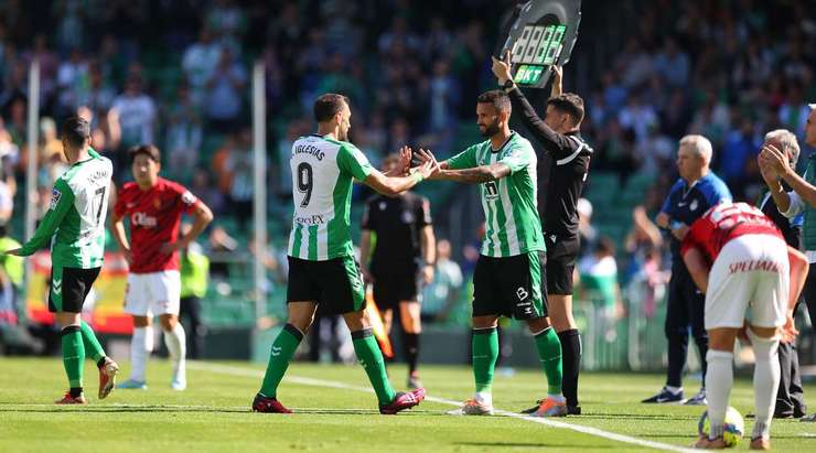 Borja Iglesias rời sân và Willian Jose (Betis) sẽ là người vào sân.
