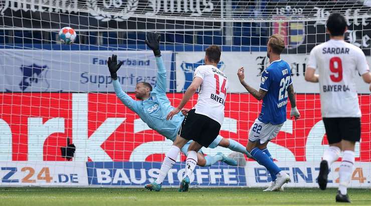 Vào! Patrik Schick (Bayer Leverkusen) ghi bàn với một cú sút tuyệt vời vào góc cao bên trái sau khi được giải thoát trong vòng cấm bởi một đường chuyền bổng xuất sắc từ Moussa Diaby. Tỉ số bây giờ là 1:1.