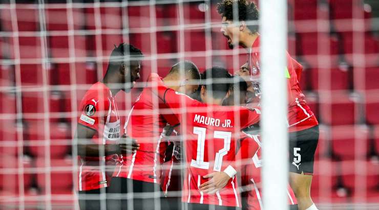 Vào! Bruma (PSV) nhận một đường chuyền ngắn rất vừa tầm từ Ritsu Doan ở một vị trí bên trong vòng cấm, anh lách người và tung một cú sút không thể cản phá vào góc thấp bên phải khung thành. Tỉ số là 2:0.
