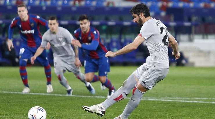 VÀO! Đó là một cú sút phạt đền tuyệt vời của Raul Garcia (Ath Bilbao) về phía góc thấp bên trái khung thành, không có một chút cơ hội nào cho thủ môn Aitor Fernandez để cản phá!