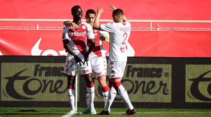 Vào! Và đó là một pha lộn xộn khi Krepin Diatta (Monaco) sử dụng cơ thể mình để đẩy bóng vào lưới sau đường chuyền bổng.