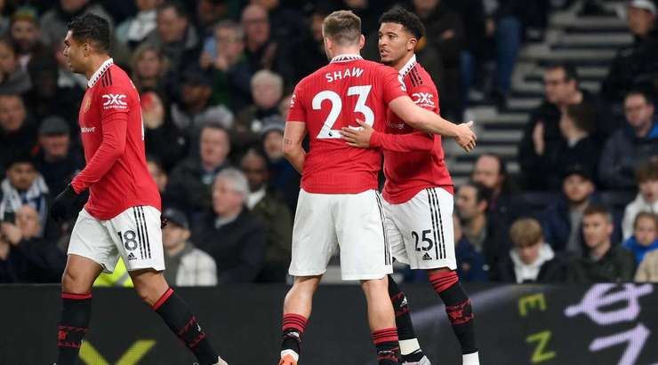 Một bàn thắng đồng đội tuyệt vời! Jadon Sancho (Manchester United) được giải thoát trong vòng cấm bởi Marcus Rashford và không mắc một sai lầm nào với một pha dứt điểm tốt vào bên phải mành lưới. 0:1.