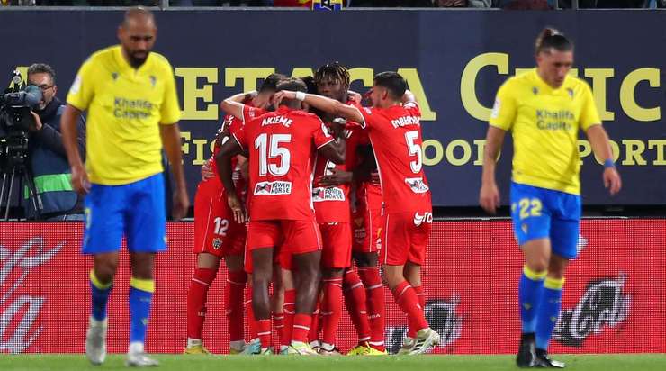 Gonzalo Melero (Almeria) đón một đường chuyền trong vòng cấm và ghi bàn với một cú sút vào góc cao bên phải. Thủ môn đã không thể làm gì được.
