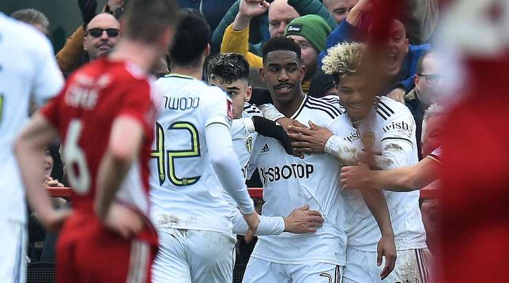Vào! Đường trả bóng về tuyến hai từ đường biên ngang của Patrick Bamford kiến tạo cơ hội cho Junior Firpo (Leeds) dễ dàng sút bóng vào góc thấp bên phải khung thành. Tỉ số là 0:2.