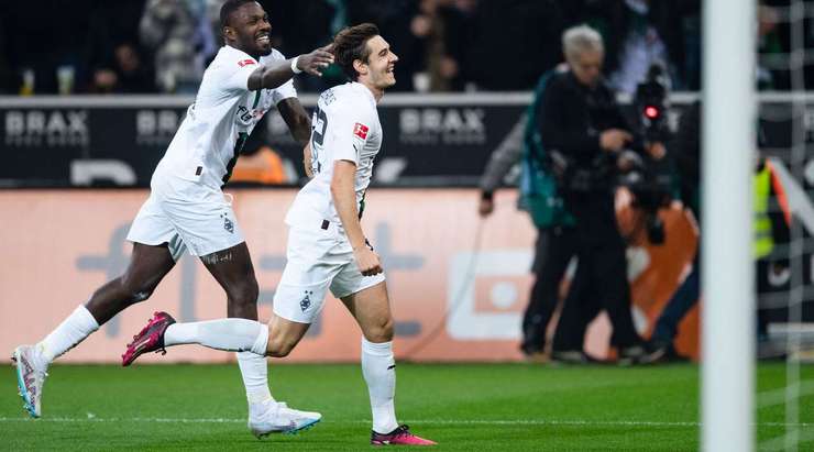 Vào! Florian Neuhaus (B. Monchengladbach) đón bóng bật ra và từ rìa vòng cấm, anh ấy tung một cú sút chìm đi vào góc trái phía dưới. Michael Zetterer không thể ngăn bóng vào lưới. Tỉ số là 2:1.