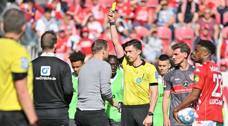 Bo Svensson (Mainz) nhận một chiếc thẻ vàng dù đang ở bên ngoài sân.