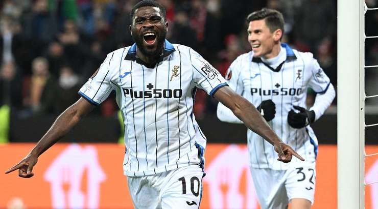 Một nỗ lực cá nhân đáng kinh ngạc của Jeremie Boga (Atalanta) kết thúc với một cú sút từ trong vòng cấm. Bóng đi rất căng vào góc cao bên phải khung thành và thay đổi tỉ số thành 0:1. Thủ môn Lukas Hradecky đã không thể làm được gì.