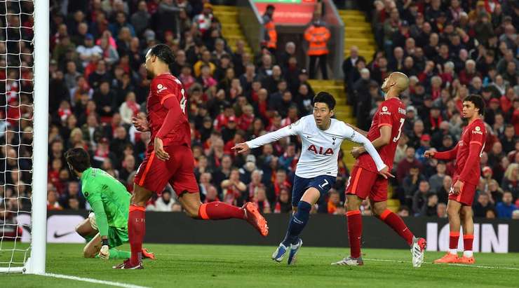 Vào! Heung-Min Son (Tottenham) sút bóng thành bàn từ cự li rất gần sau khi đón một đường chuyền. Kiến tạo bởi Ryan Sessegnon. Tỉ số là 0:1.