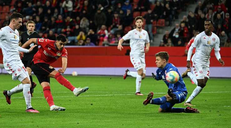 Nadiem Amiri (Bayer Leverkusen) đã đưa bóng nằm gọn trong lưới sau tình huống phá bóng lỗi của hậu vệ đối phương!