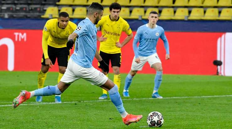 VÀO! Đó là một cú sút phạt đền hoàn hảo của Riyad Mahrez (Manchester City) về phía bên phải khung thành, không có một chút cơ hội nào cho thủ môn Marwin Hitz để cản phá!