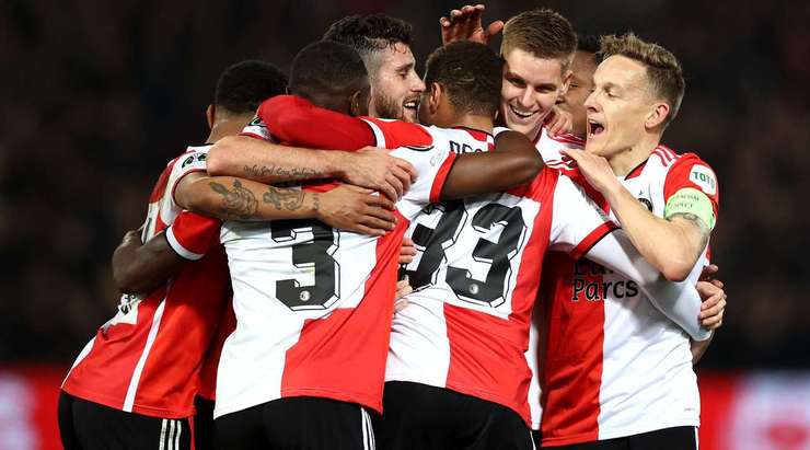Bóng đã nằm gọn trong lưới! Từ cú sút của Jens Toornstra, bóng chạm vào Cyriel Dessers (Feyenoord) và đổi hướng, làm thủ môn Nemanja Stevanovic lỡ đà không thể kip trở tay. Tỉ số là 1:0!