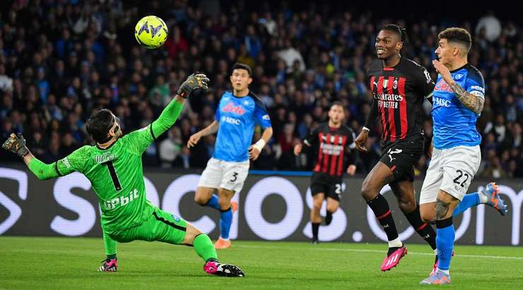 VÀO! Rafael Leao (AC Milan) nhận một đường chuyền và từ trong vòng cấm anh ấy lốp bóng qua Alex Meret, người đã ra khỏi vạch vôi. Một pha dứt điểm tuyệt vời! 0:1.