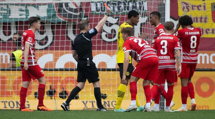 Felix Uduokhai (Augsburg) nhận một chiếc thẻ đỏ sau pha phạm lỗi đáng sợ của mình. Anh ấy đã mất khả năng kiềm chế và trọng tài Tobias Welz đã phải đuổi cầu thủ này ra khỏi sân.