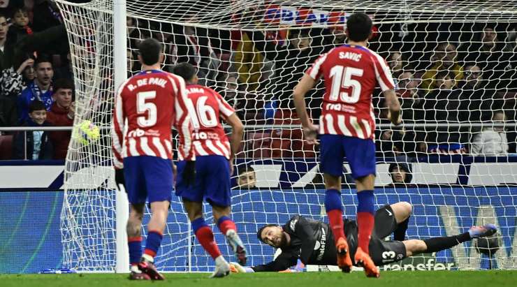 Vào! Enes Unal (Getafe) giành chiến thắng trên chấm phạt đền bằng một cú sút không thể cản phá, vượt qua tầm với của thủ môn Jan Oblak vào góc thấp bên trái.