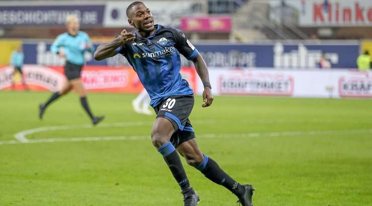 Vào - 1:3! Sebastian Vasiliadis chuyền bóng như đặt cho Streli Mamba (Paderborn), người có một cú sút từ cự ly gần vào góc thấp bên phải mành lưới, dễ dàng đánh bại thủ môn.